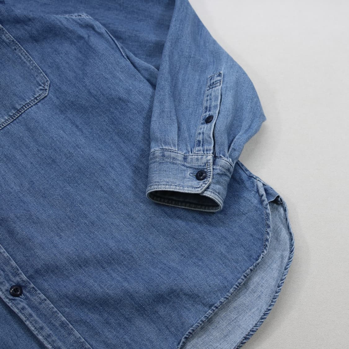 (착용컷) 유니클로 헨리넥 데님 셔츠 (남성용 100) 상품이미지6
