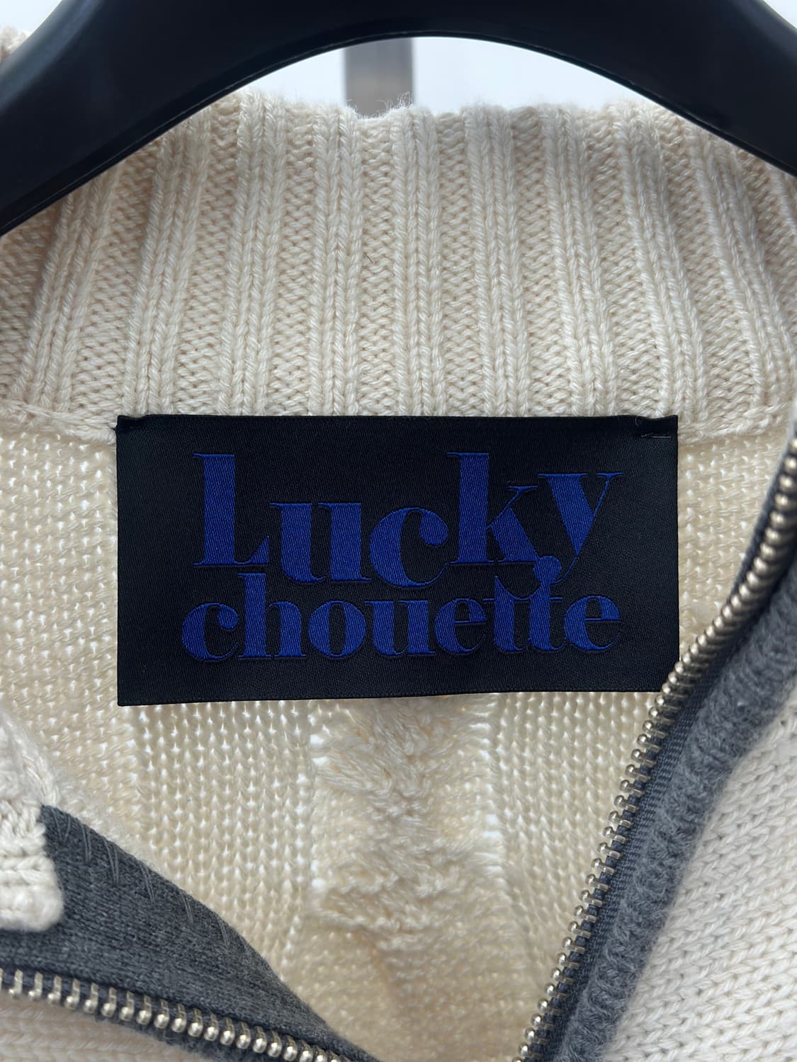 럭키 슈에뜨 25SS 아이보리 배색 케이블 니트집업  상품이미지8