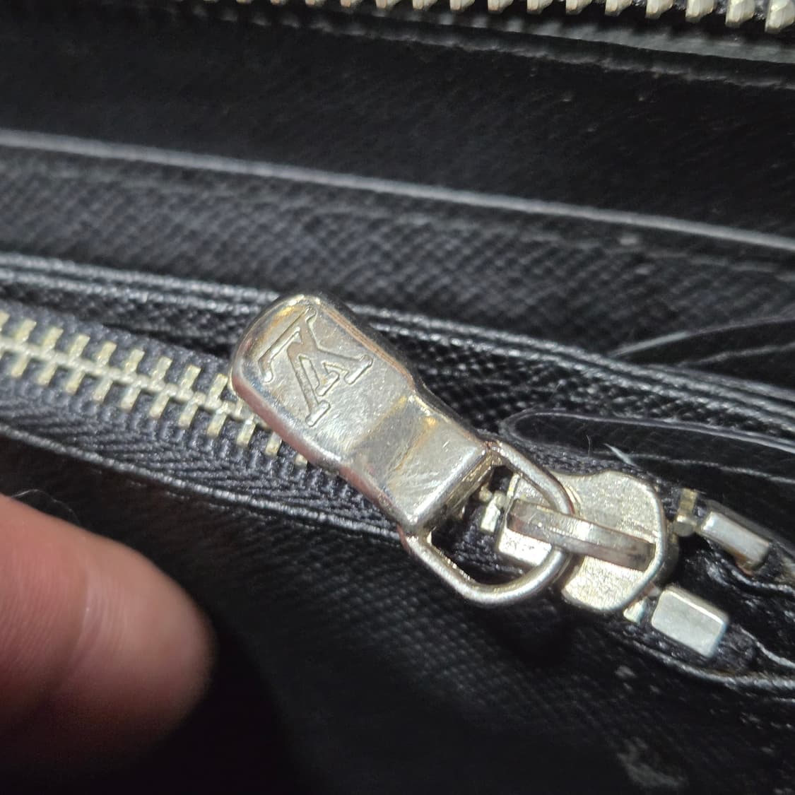 루이비통 에삐 지퍼 장지갑 상품이미지9