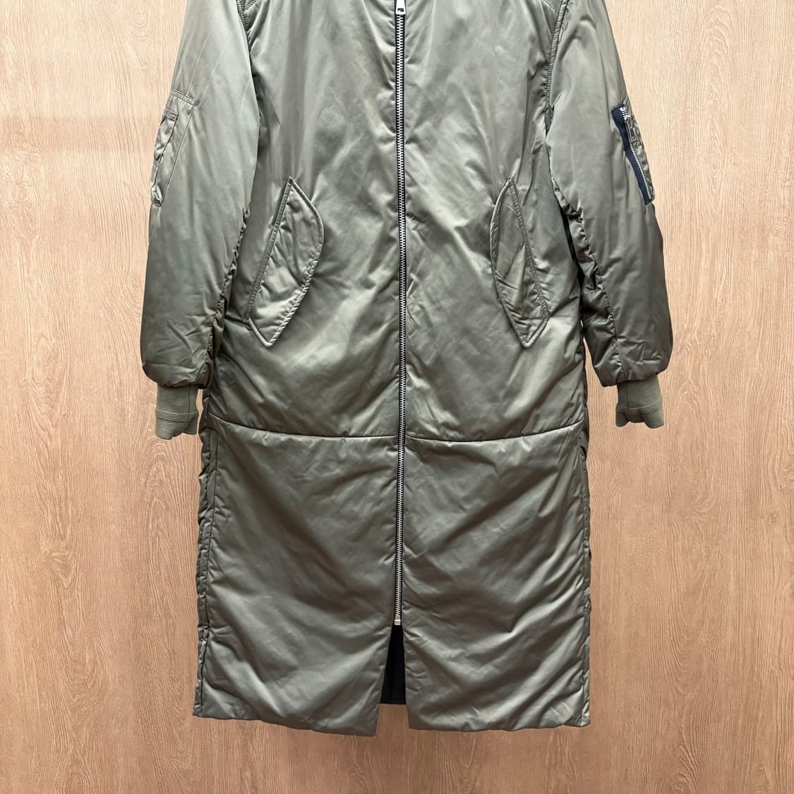 시스템 롱 패딩 자켓 미니멀 밀리터리 투웨이 소매 지퍼 포켓 디테일 카키 상품이미지5