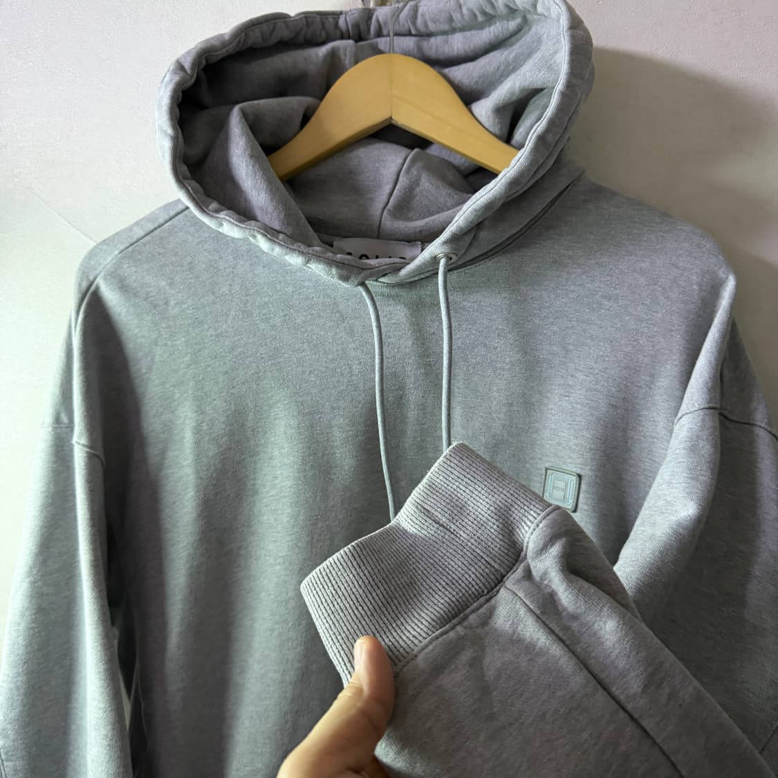 솔리드옴므 백로고 그레이 후드티셔츠 48 (105) 상품이미지8