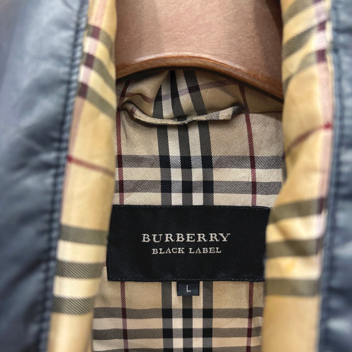 버버리 블랙 라벨 미디 후드 패딩 파카 소매 골드 로고 자수 디테일 블랙 상품이미지7