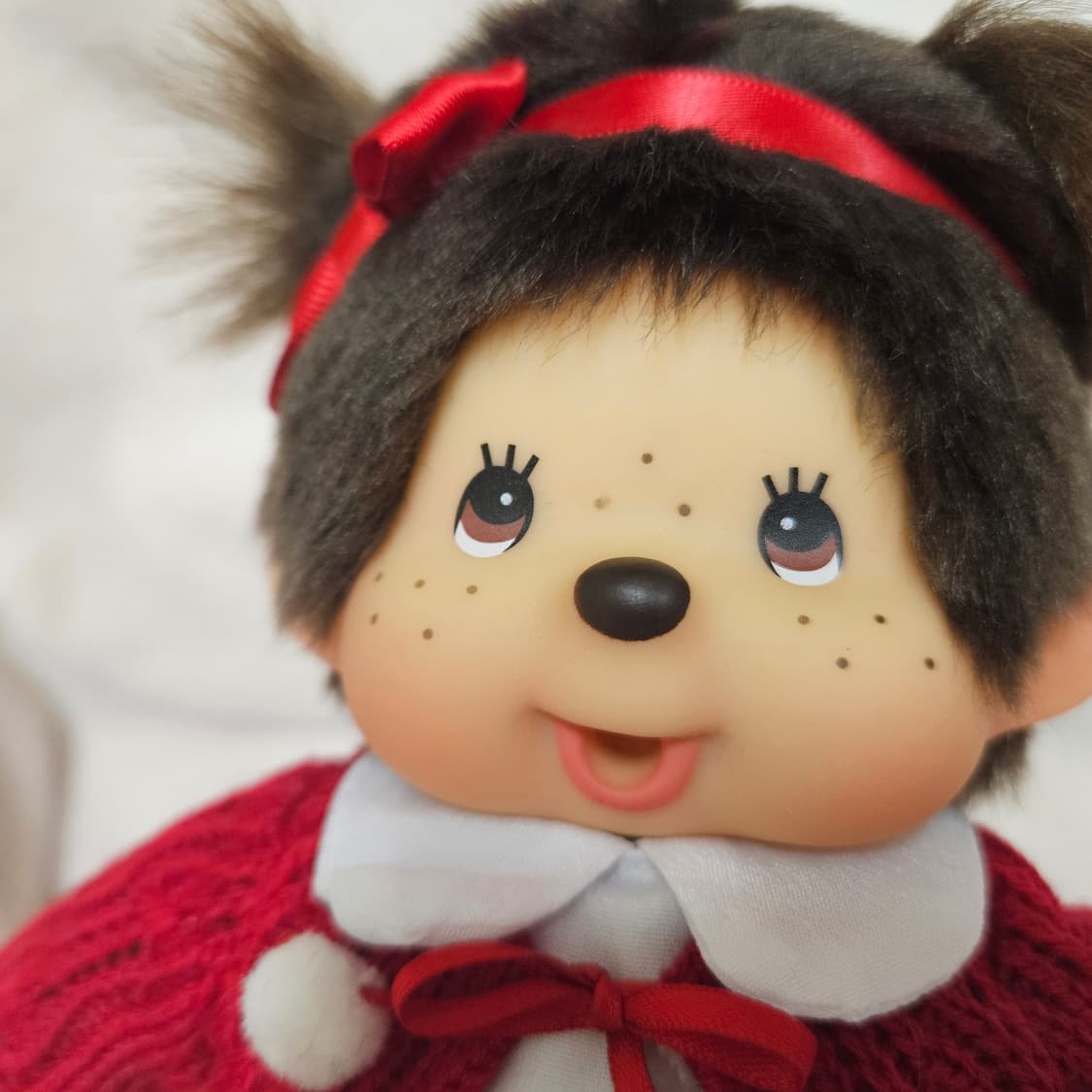 고전 패션 빨간 가디건 입은 몬치치 인형 상품이미지5