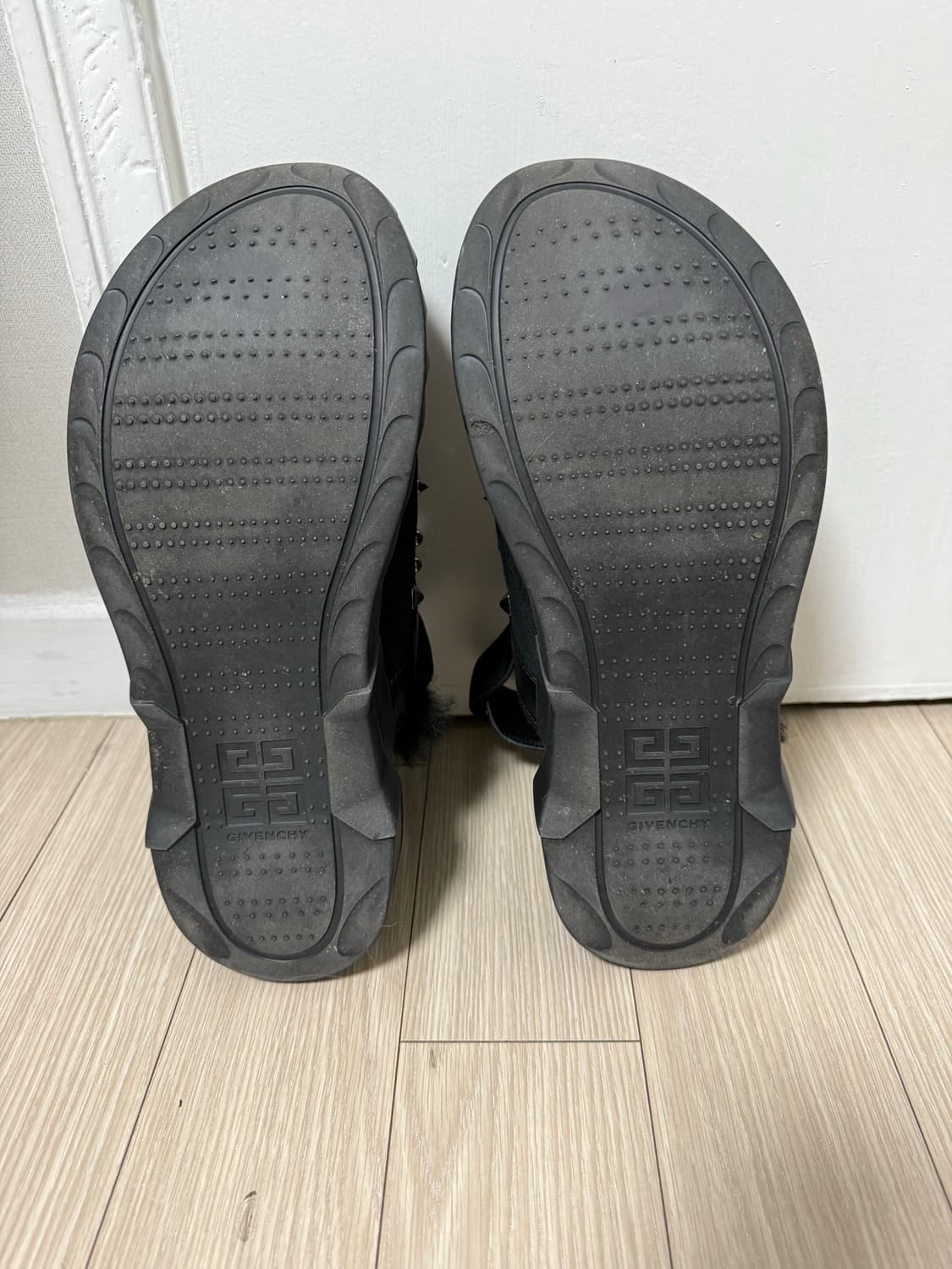 GIVENCHY 마쉬멜로우 스터드 장식 스웨이드 블랙 뮬 상품이미지9