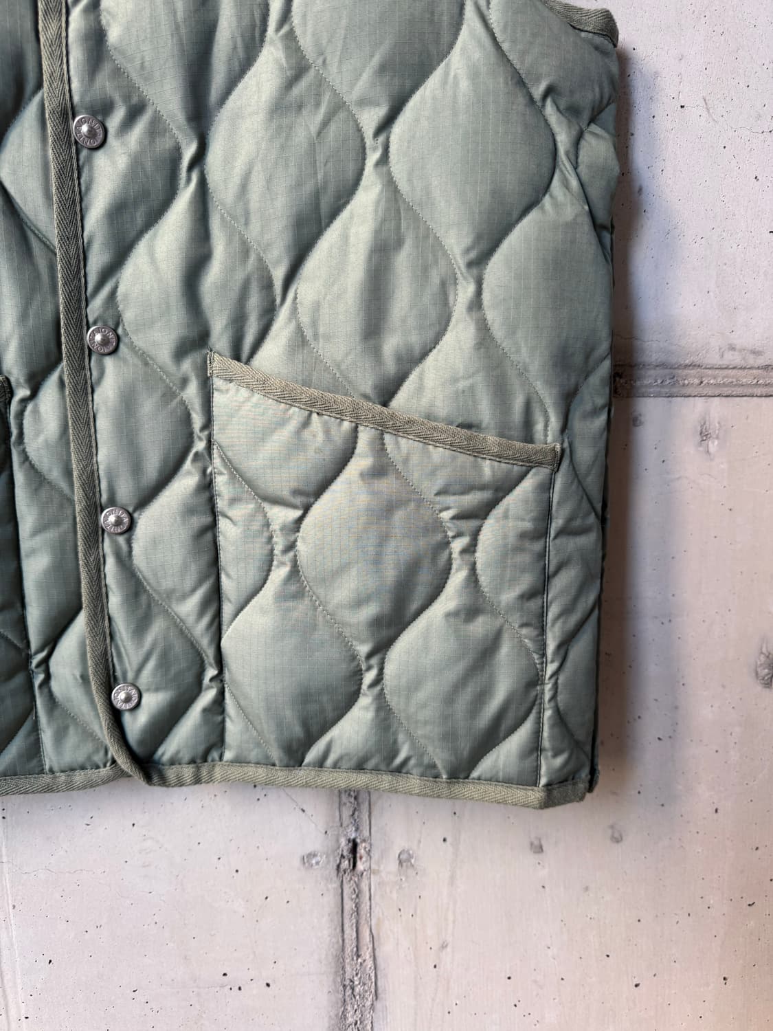 타이온 U-Neck 버튼 베스츠 상품이미지4