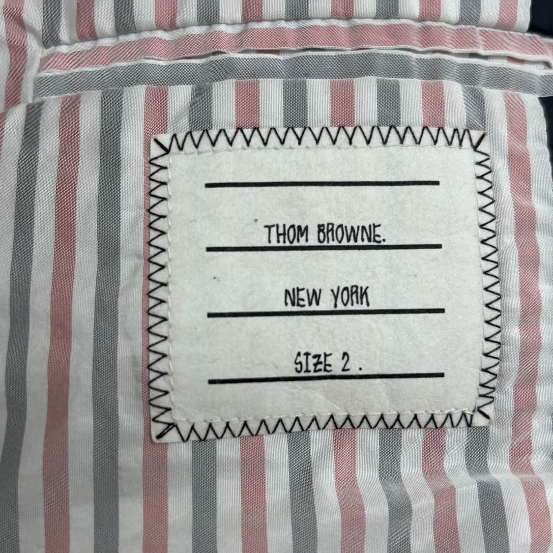 [2]톰브라운 사선완장 금장 롱 패딩 상품이미지4