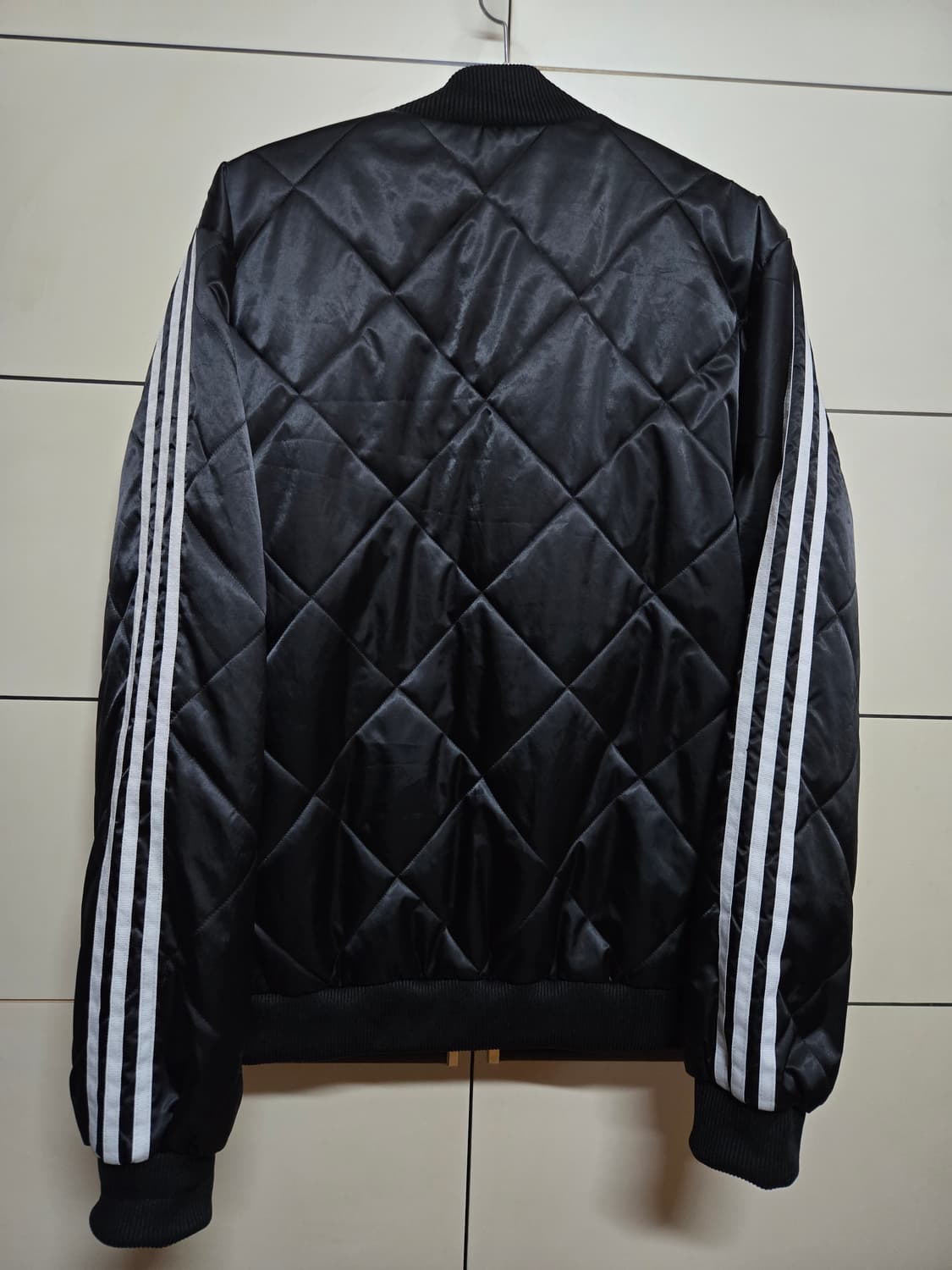 아디다스 블랙 오리지널 퀼팅 봄버자켓. 삼선 점퍼 상품이미지4