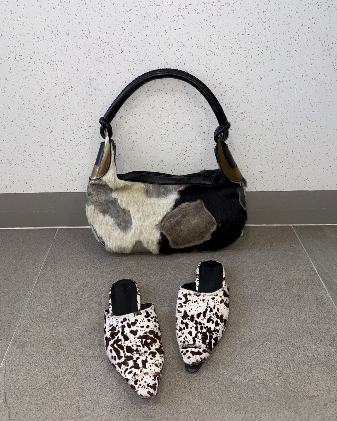 TIME black & white calf fur cow skin 숄더백 상품이미지1