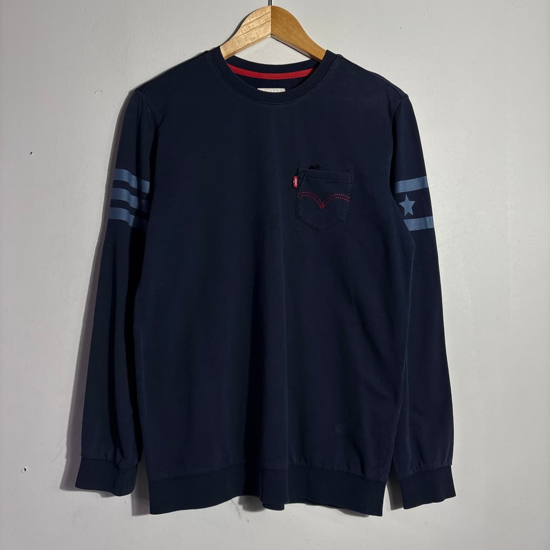 리바이스 포켓 디테일 네이비 맨투맨 (무료배송) 상품이미지1