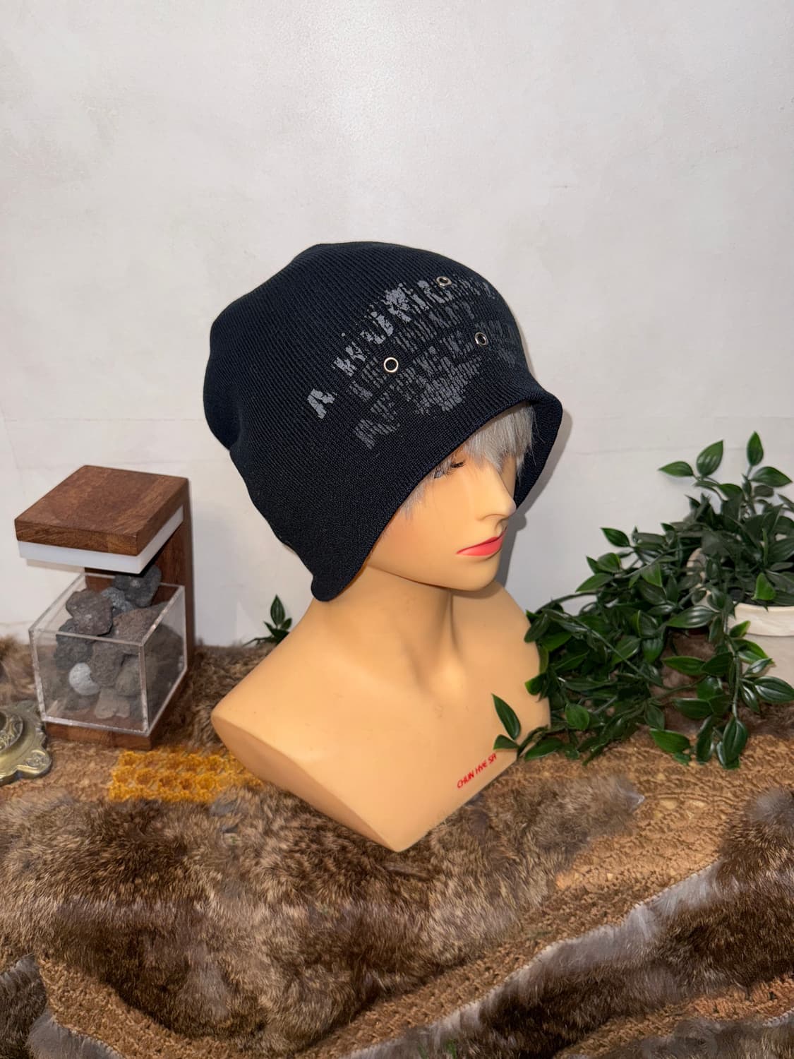 Black eyelet lettering loose knit beanie 상품이미지4