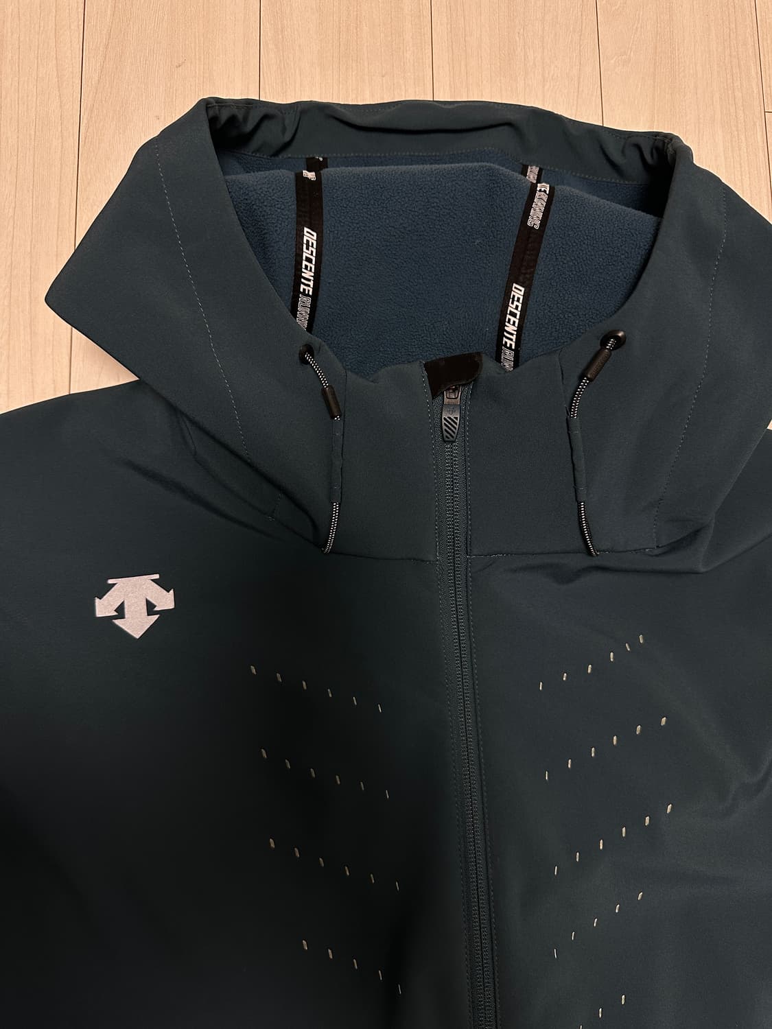 데상트 러닝 집업 후드 기능성 스포츠 자켓 팝니다!  상품이미지2