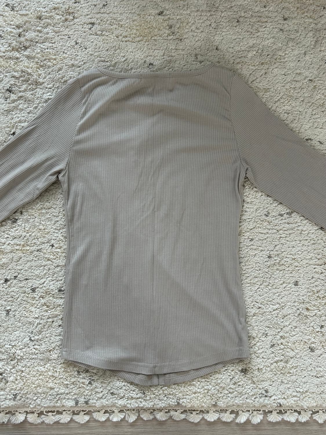 오이소엘 Diagonal boat neck top (Taupe) 상품이미지5