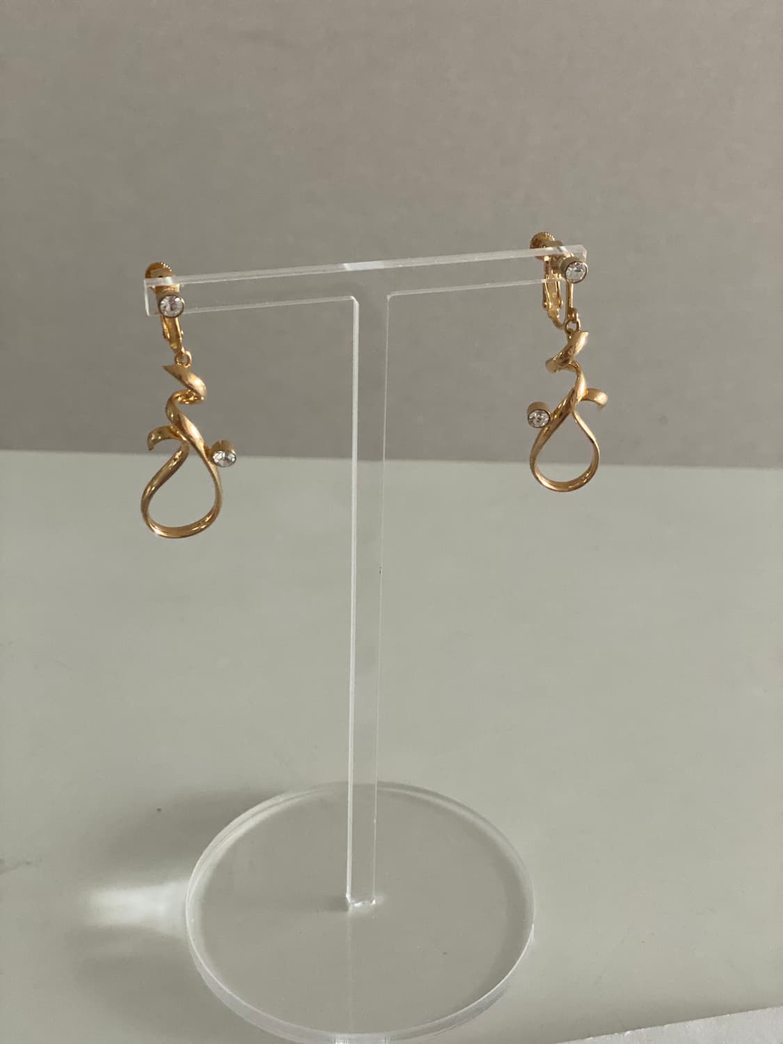 골드톤 웨이브 귀찌형 귀걸이 상품이미지3