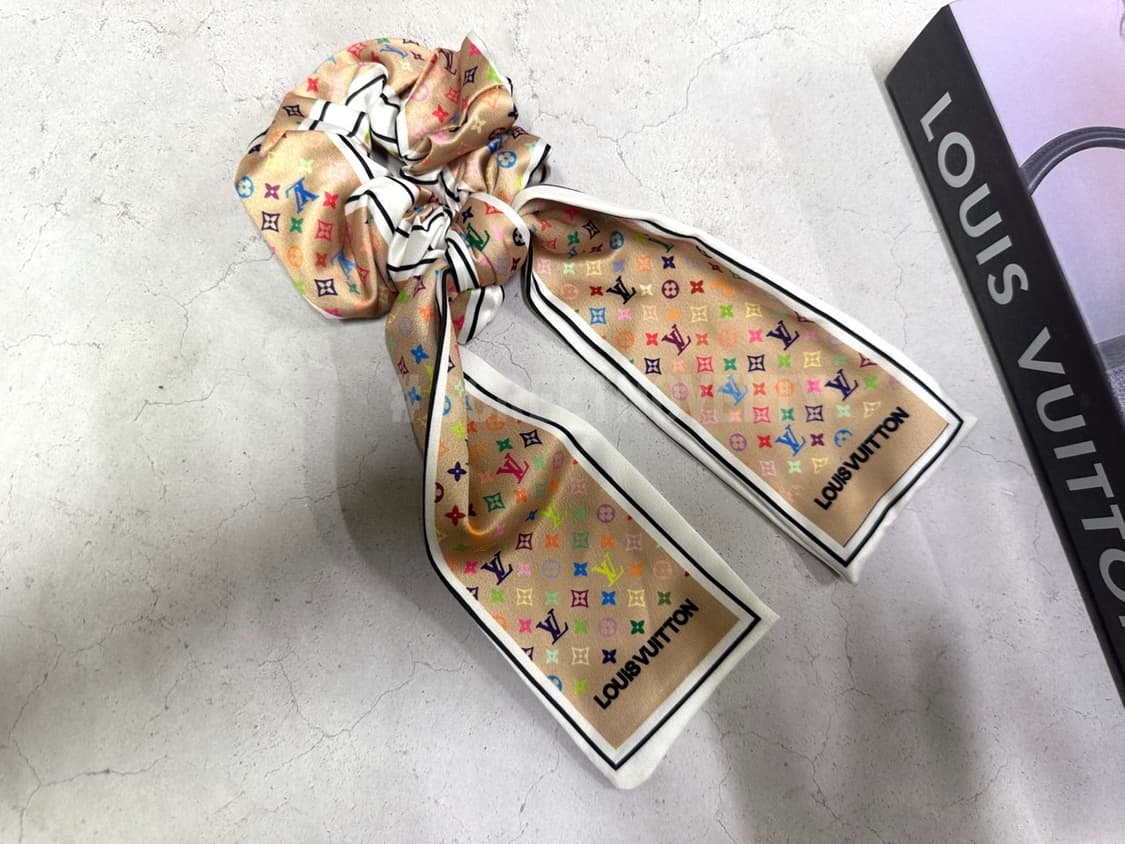 루이비통 진베이지&멀티컬러 리본 헤어슈슈 상품이미지5