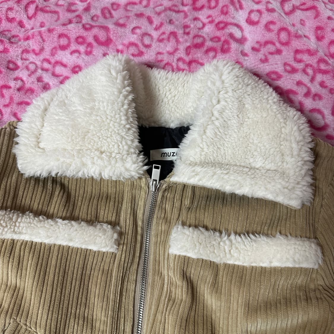 아쿠비클럽 무스탕 베이지 색상 상품이미지3