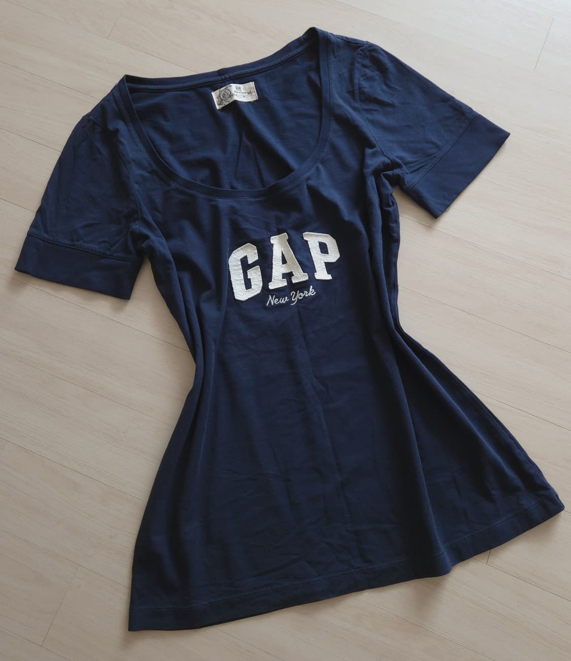 갭 패치로고 포인트 U넥 반팔티 상품이미지1