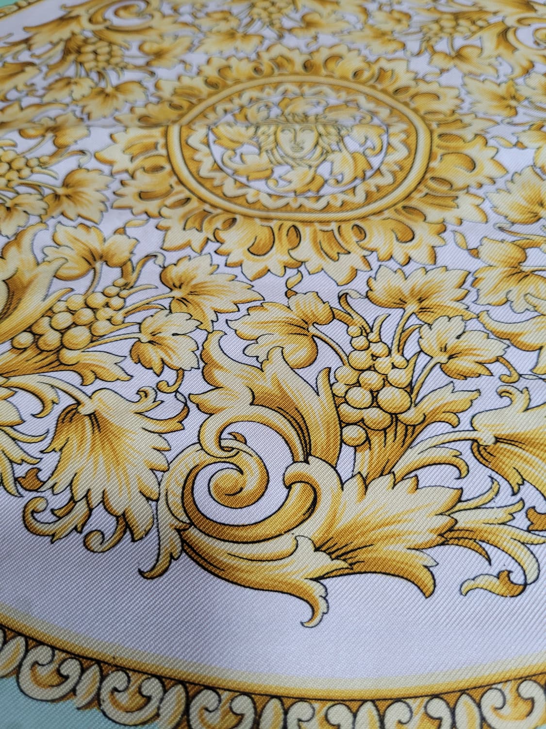 정품 베르사체 실크 스카프 상품이미지2