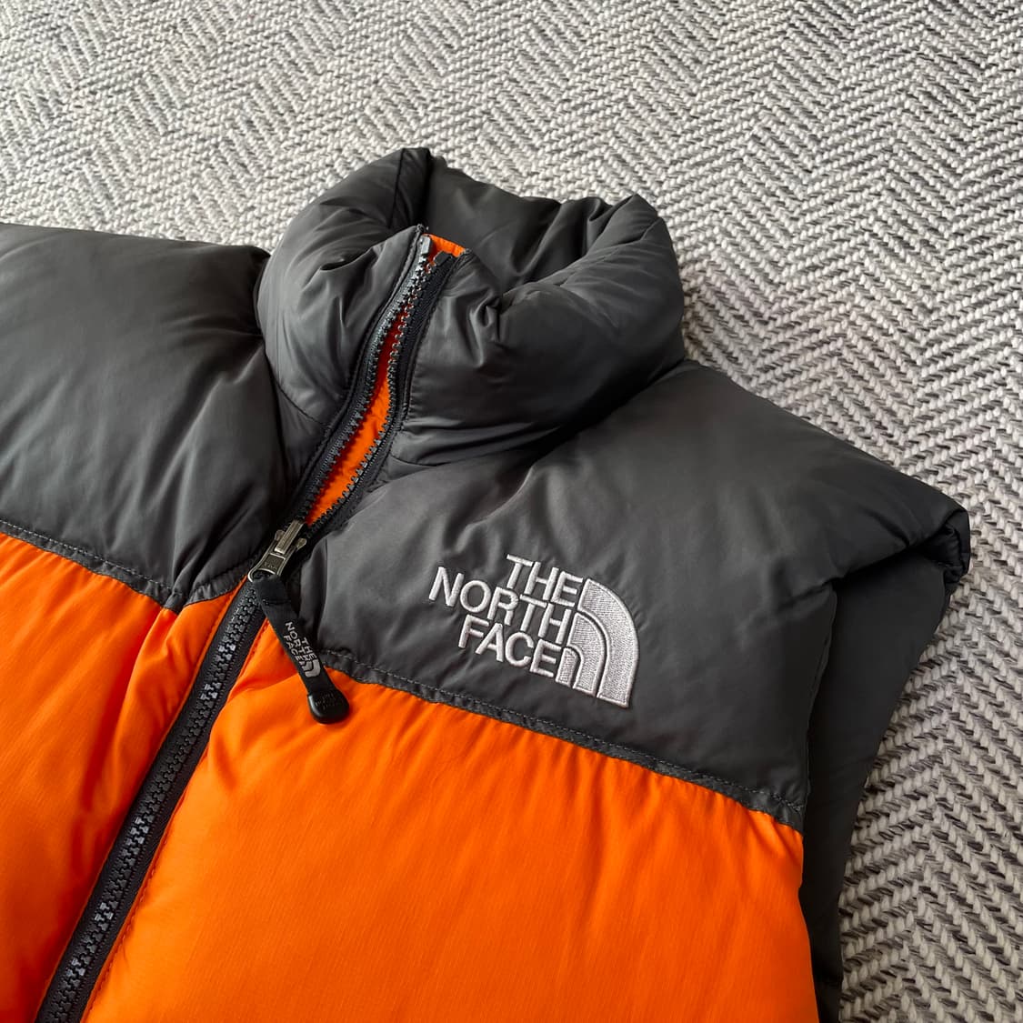 [90] 노스페이스 센터로고 무광오렌지 700 눕시 패딩 상품이미지3