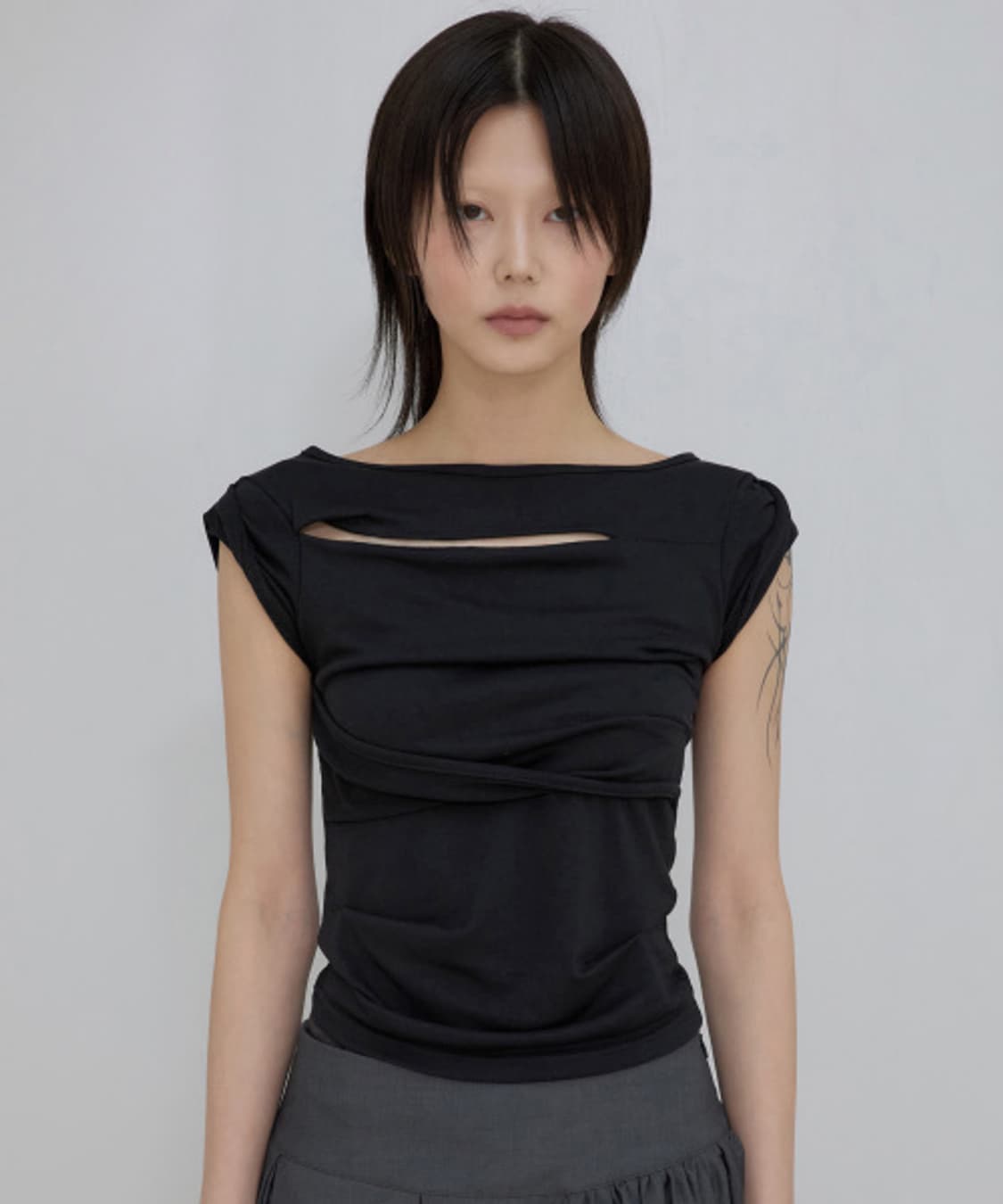플레어업 에시메트리컬 드레이프 롤업 티셔츠 블랙 상품이미지1