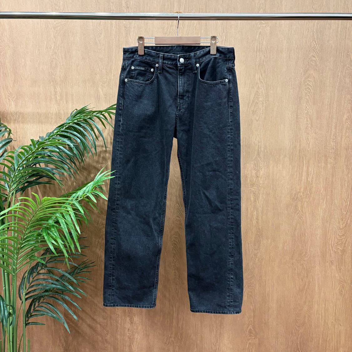 캘빈클라인 데님 팬츠 워치 포켓 밴딩 로고 백 포켓 디테일 레귤러핏 흑청 상품이미지1