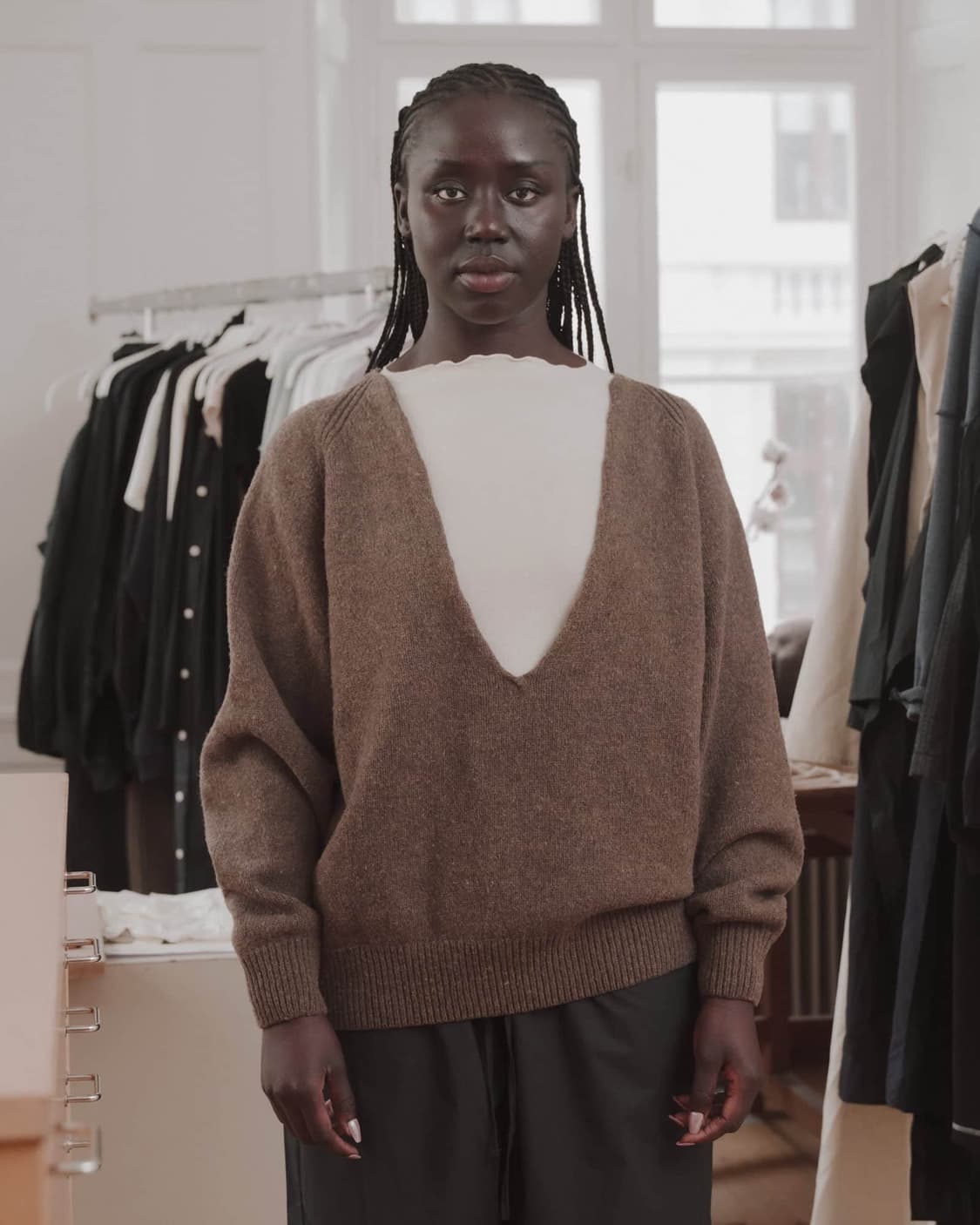 [XS/S,M/L]베이스레인지 25fw Soar 브이 니트/브라운 상품이미지1