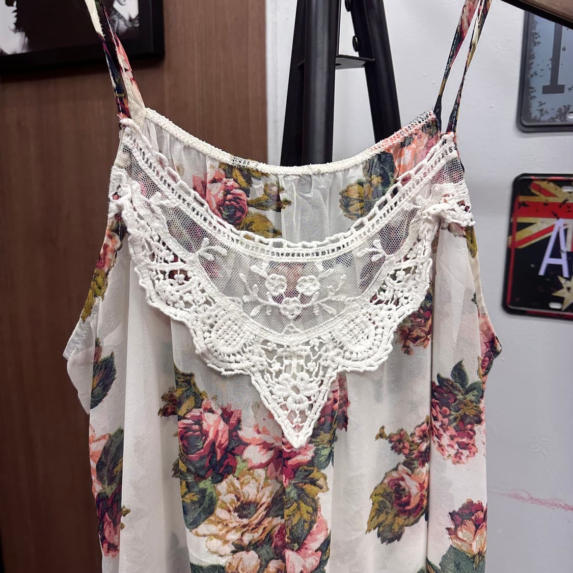 Lace Detail Sheer Floral Sleeveless Top 상품이미지3