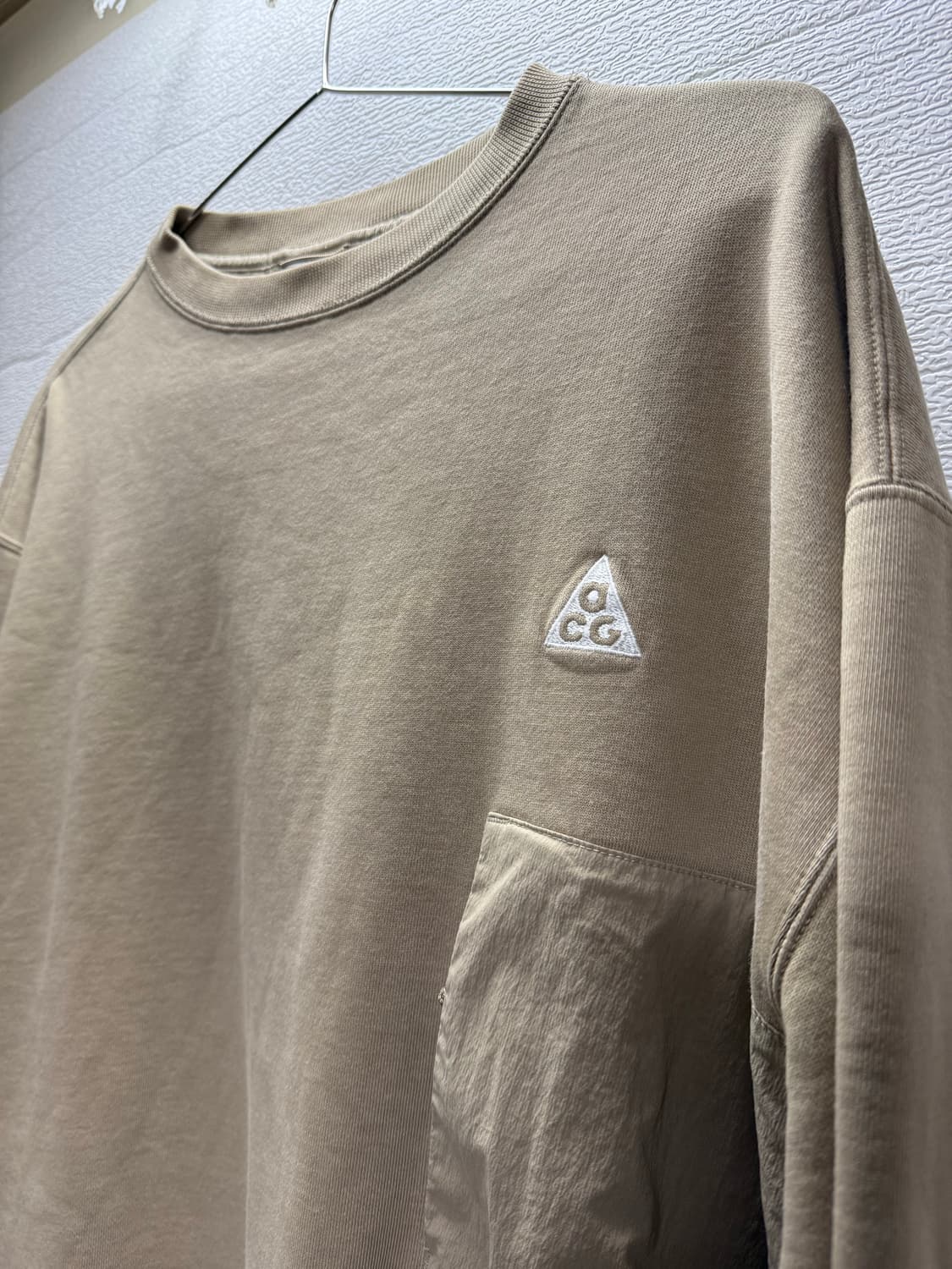 나이키 ACG 포켓 맨투맨 티셔츠 카키 상품이미지2