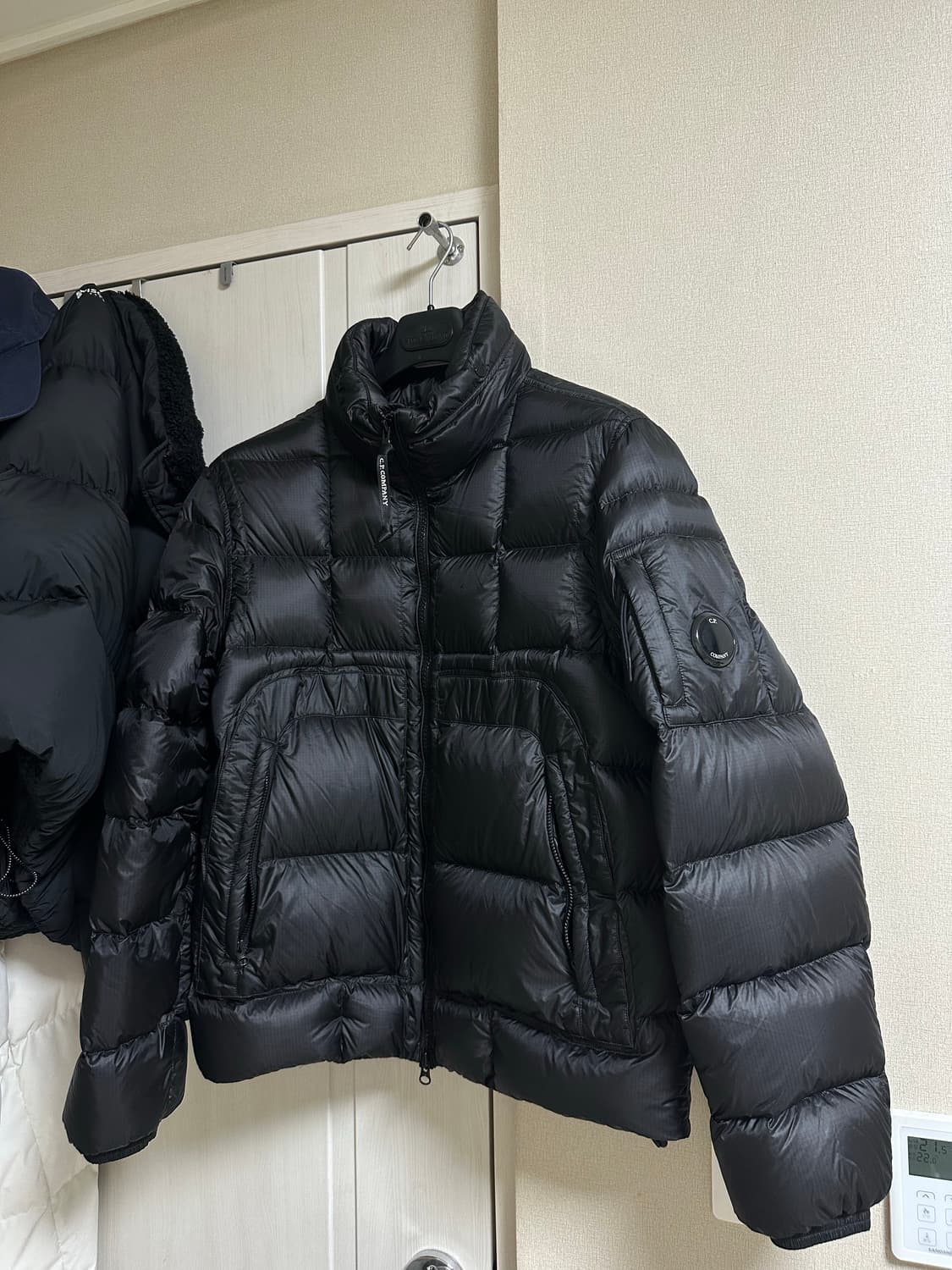 Cp컴퍼니 dd쉘 논후드 24fw 블랙 다운패딩 M 상품이미지1