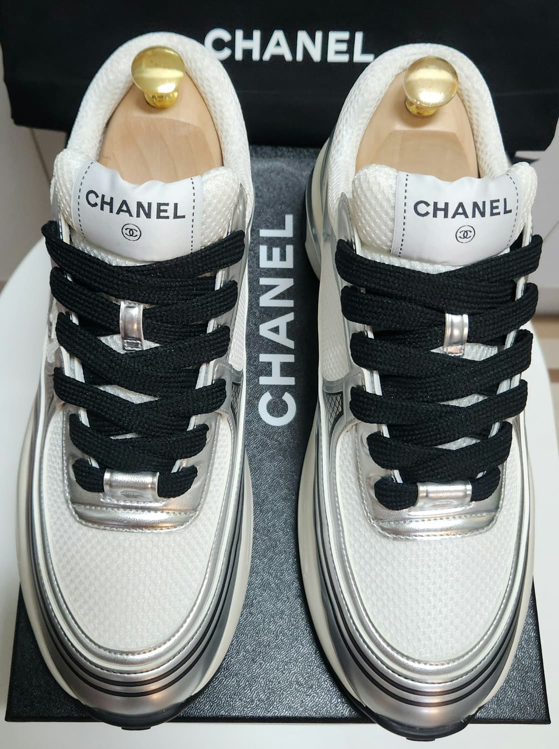 [정품 ] 샤넬 스니커즈 운동화 CC로고 샤식스 실버/블랙/화이트 42 상품이미지1