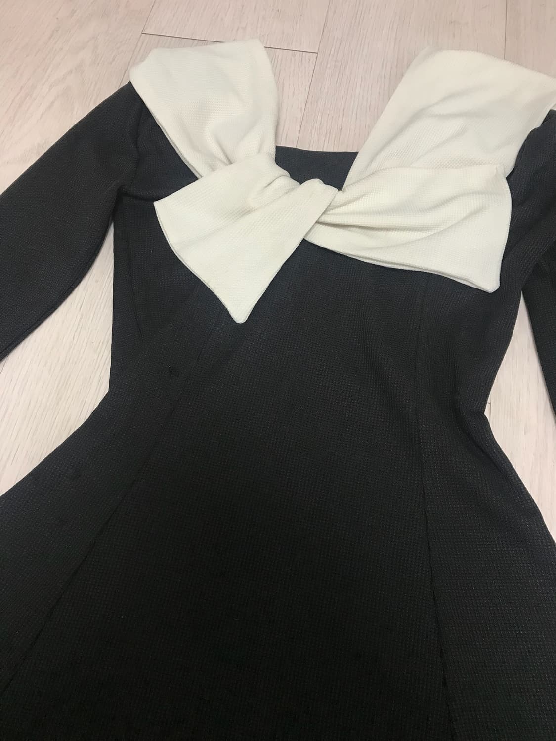 클라따 오프숄더 리본 블랙 미니 원피스 상품이미지4