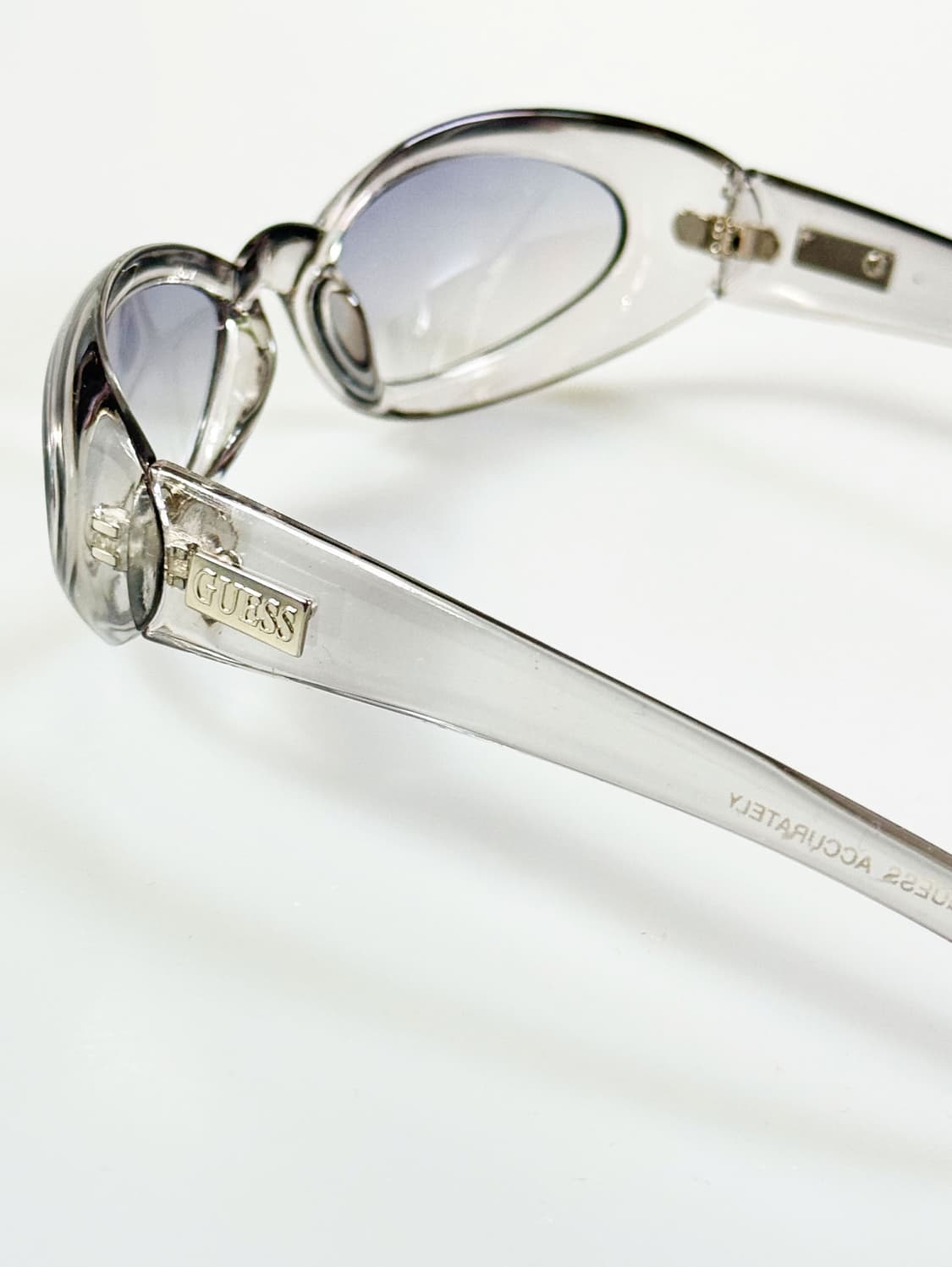 게스 볼드 오벌 클리어 프레임 틴트 빈티지 선글라스 상품이미지4