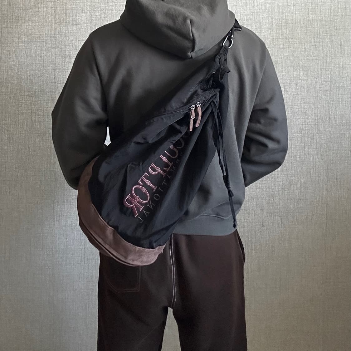 SCULPTOR Bucket-Style Messenger Bag 상품이미지3