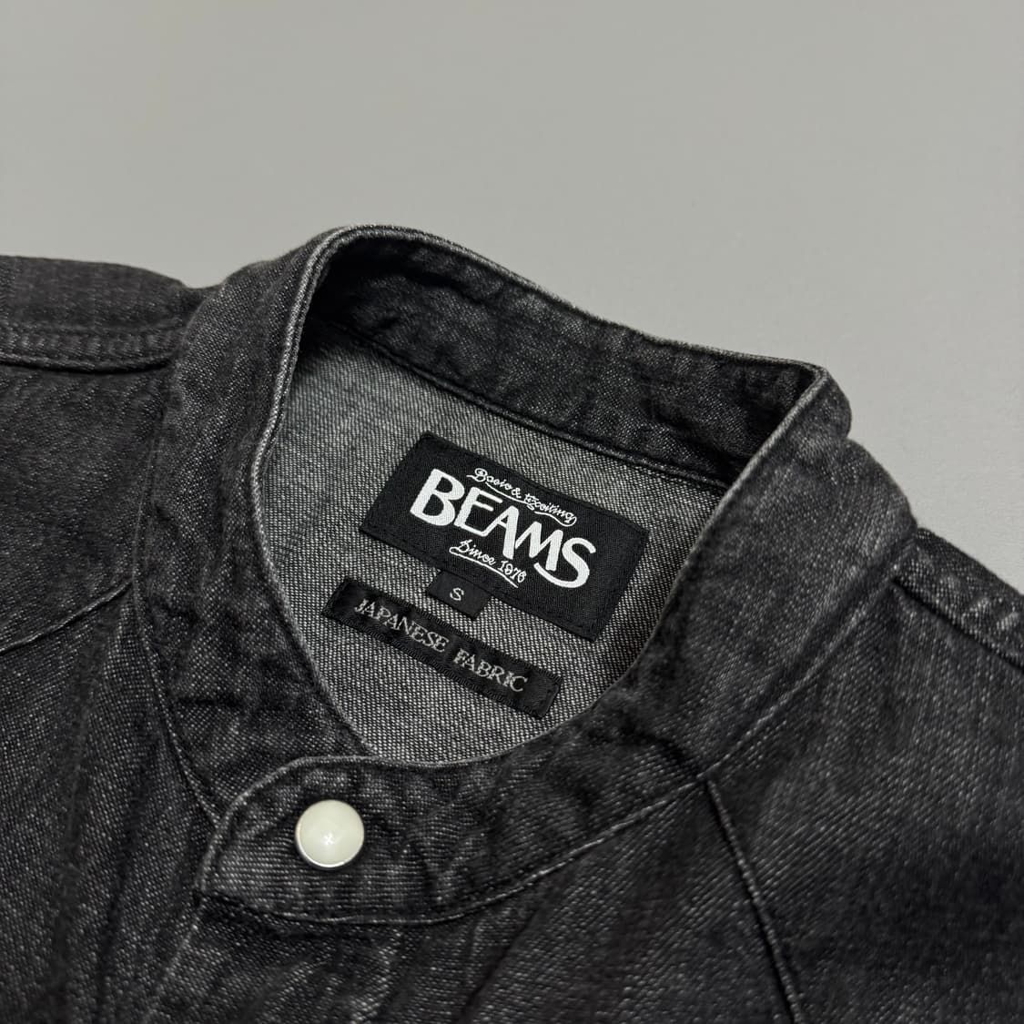 빔즈(BEAMS) 블랙컬러 워시드 웨스턴 버튼 논칼라 데님 셔츠 상품이미지3