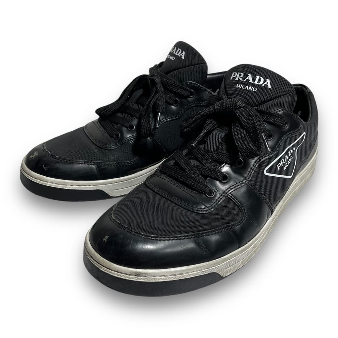 프라다 삼각 로고 로우 컷 레더 다크 스니커즈 상품이미지1
