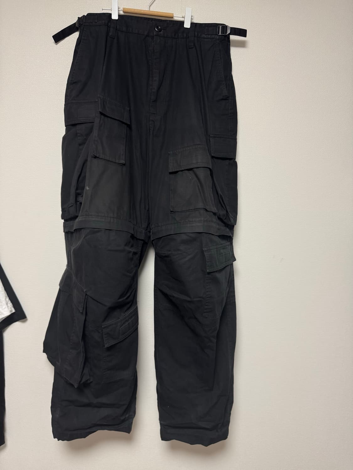 발렌시아가 22SS 멀티 비대칭 카고팬츠 블랙 48 상품이미지2