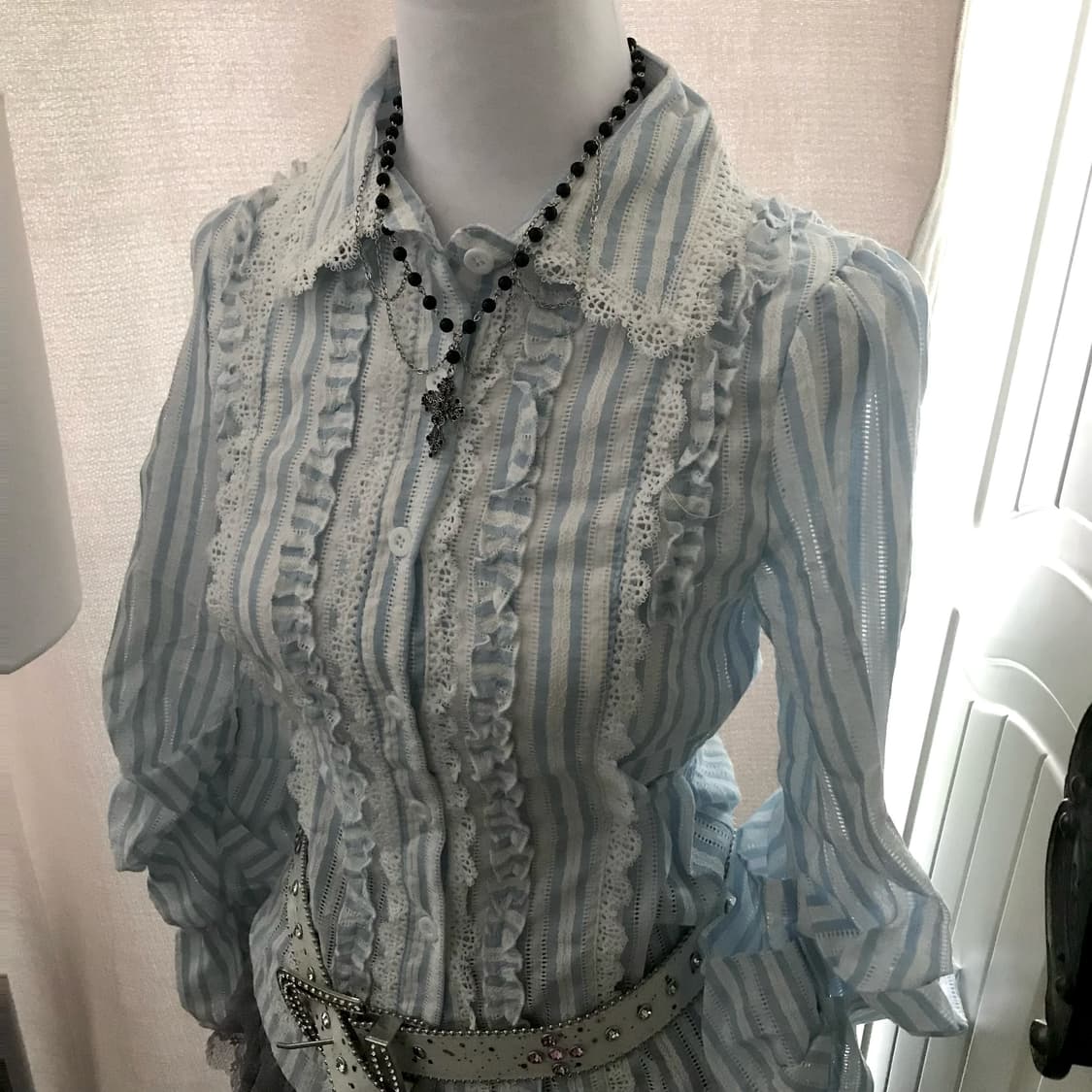 페미닌 블루 스트라이프 프릴 블라우스 + 벨트 코디 상품이미지4