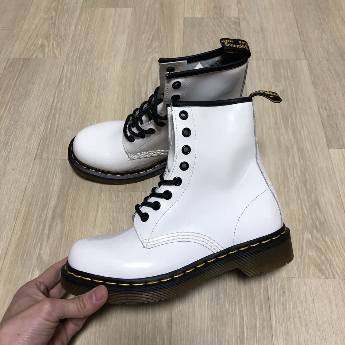(230) 닥터마틴 1460 화이트 페이턴트 레더 8홀 부츠 워커 230 상품이미지1