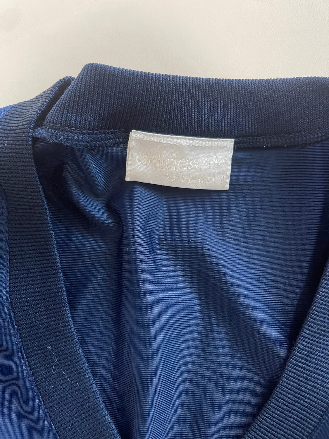 아디다스 올드스쿨 네이비 브이넥 웜업 상품이미지3