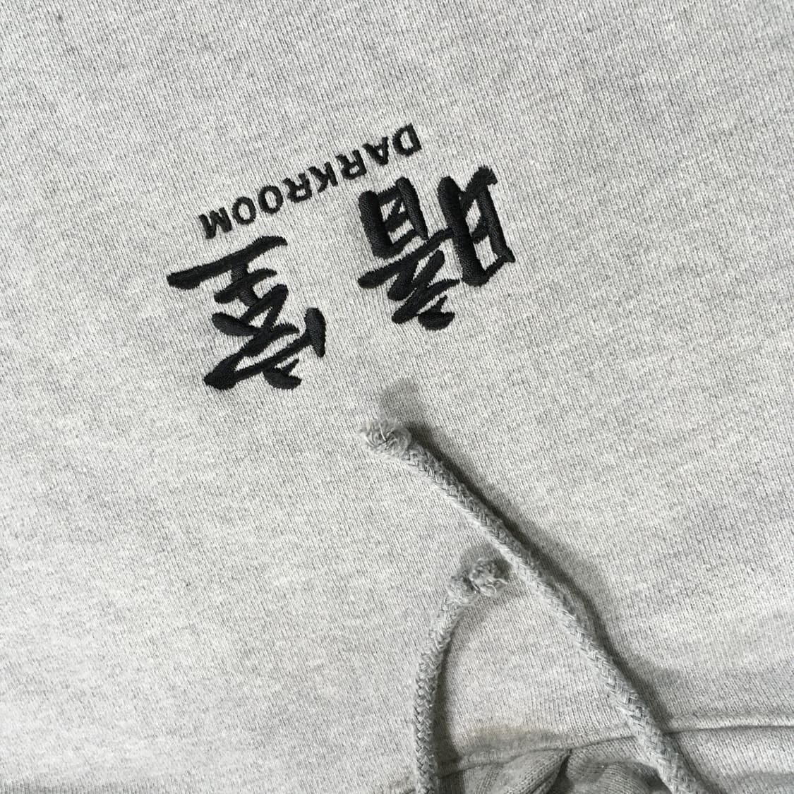 투티/0401 다크룸 darkr8m 후드티 그레이 자수로고 상품이미지5