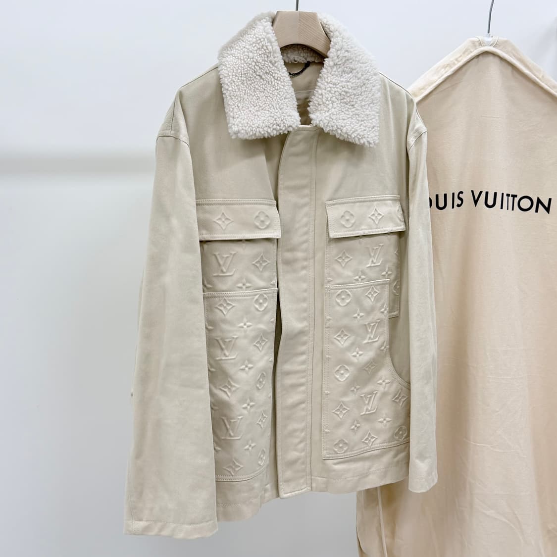 [S+급/50] 루이비통 모노그램 워크웨어 시어링 퍼 자켓 아이보리 상품이미지2