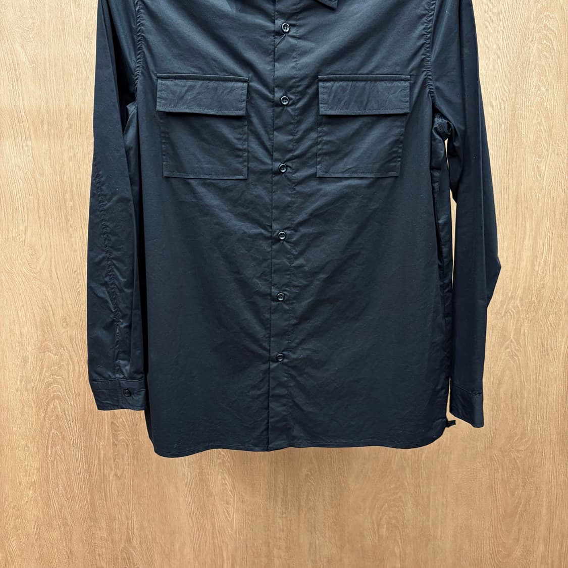 앤더슨벨 레귤러핏 코튼 긴팔 셔츠 카라 아일렛 미니멀 투포켓 디테일 블랙 상품이미지5