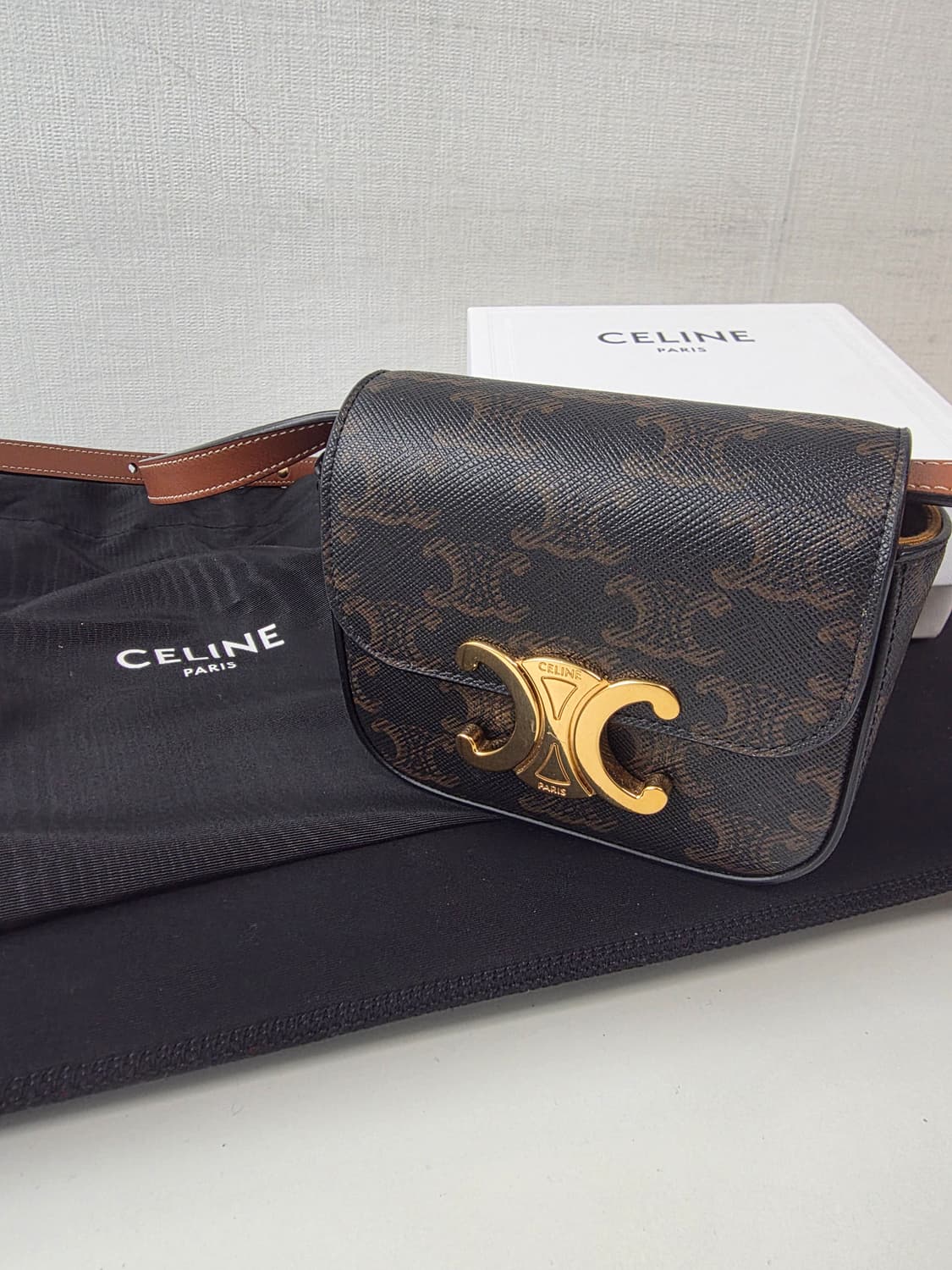 셀린느 트리옹프 미니 탄 크로스백 상품이미지1