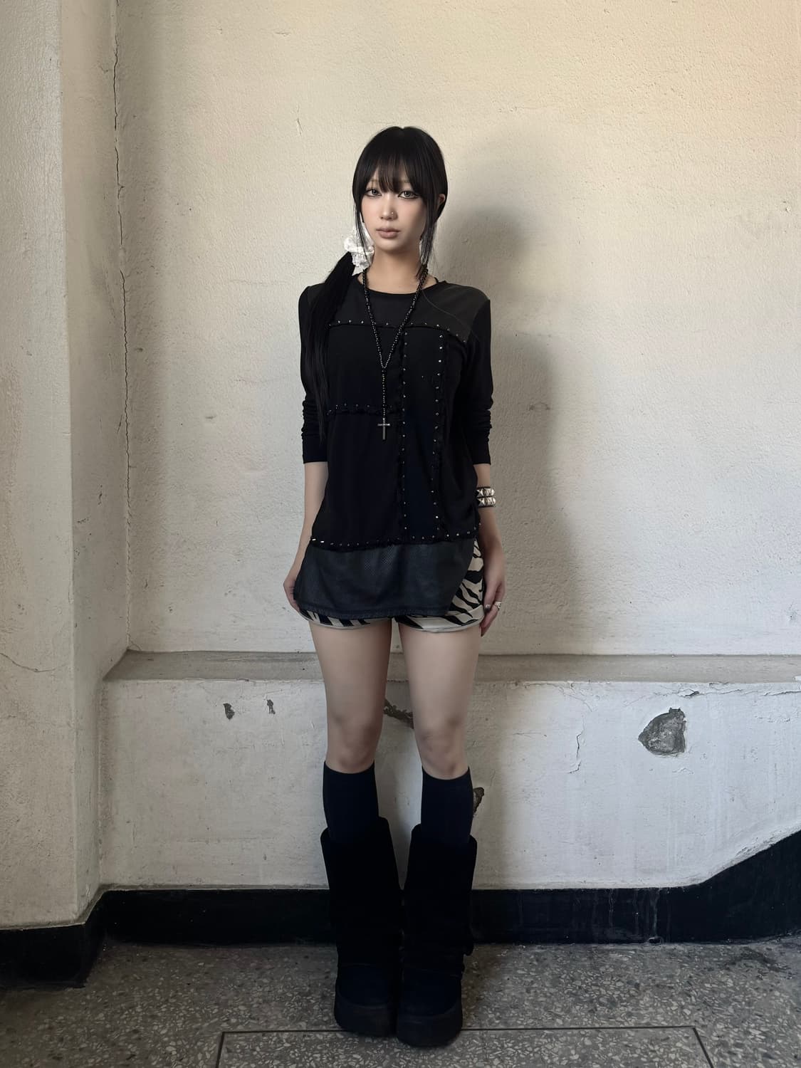 Black stud long sleeve 상품이미지1