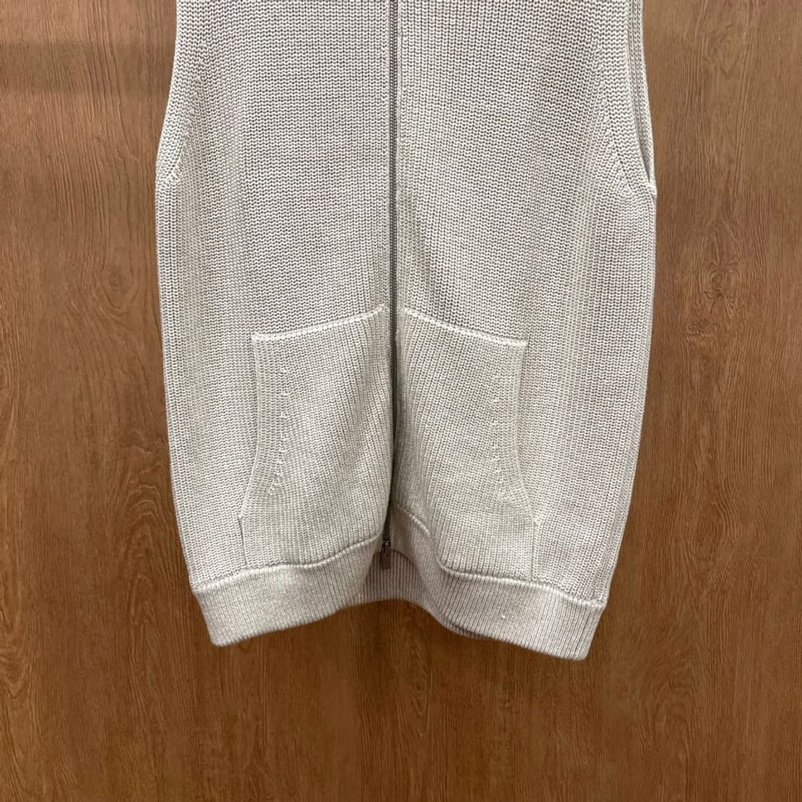 코스 니트 슬리브리스 롱 가디건 지퍼 클로징 더블 포켓 디테일 그레이 상품이미지5