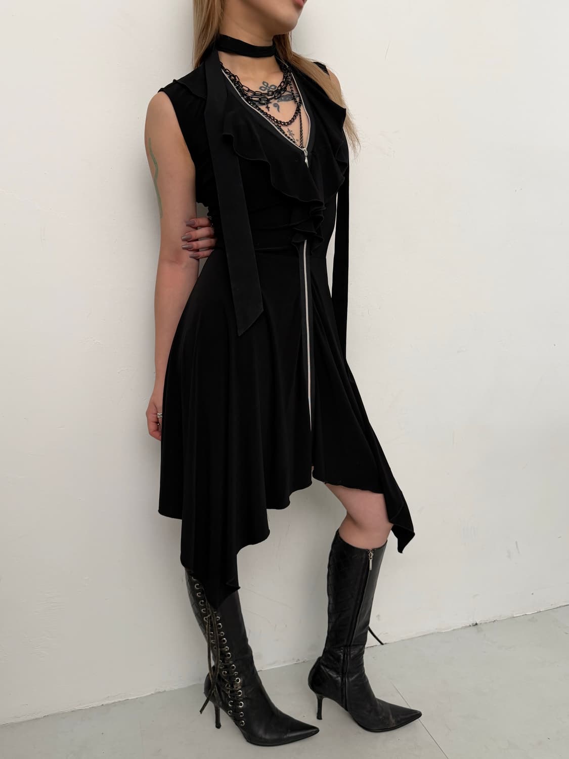 블랙 아일렛 디테일 집업 원피스  상품이미지1