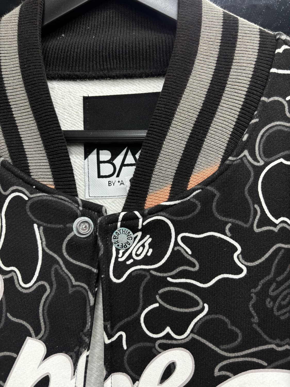 베이프 네온카모 바시티 자켓 상품이미지6