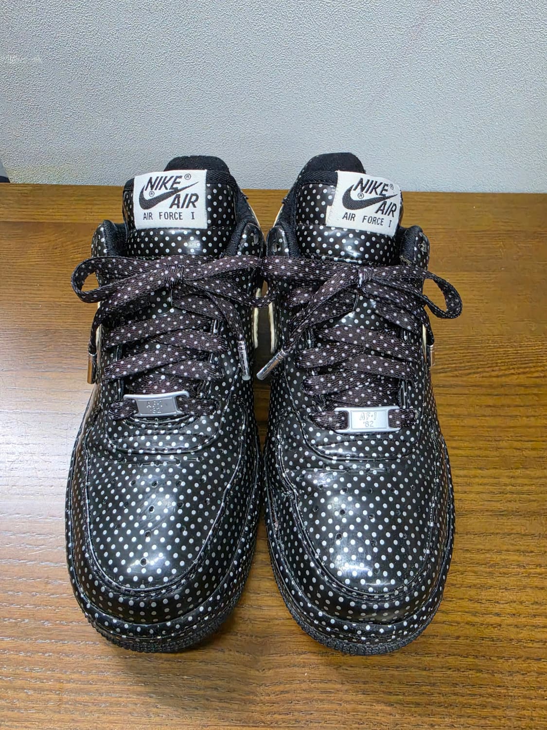 나이키 에어포스1 로우 블랙 도트 골드 스우시 상품이미지3