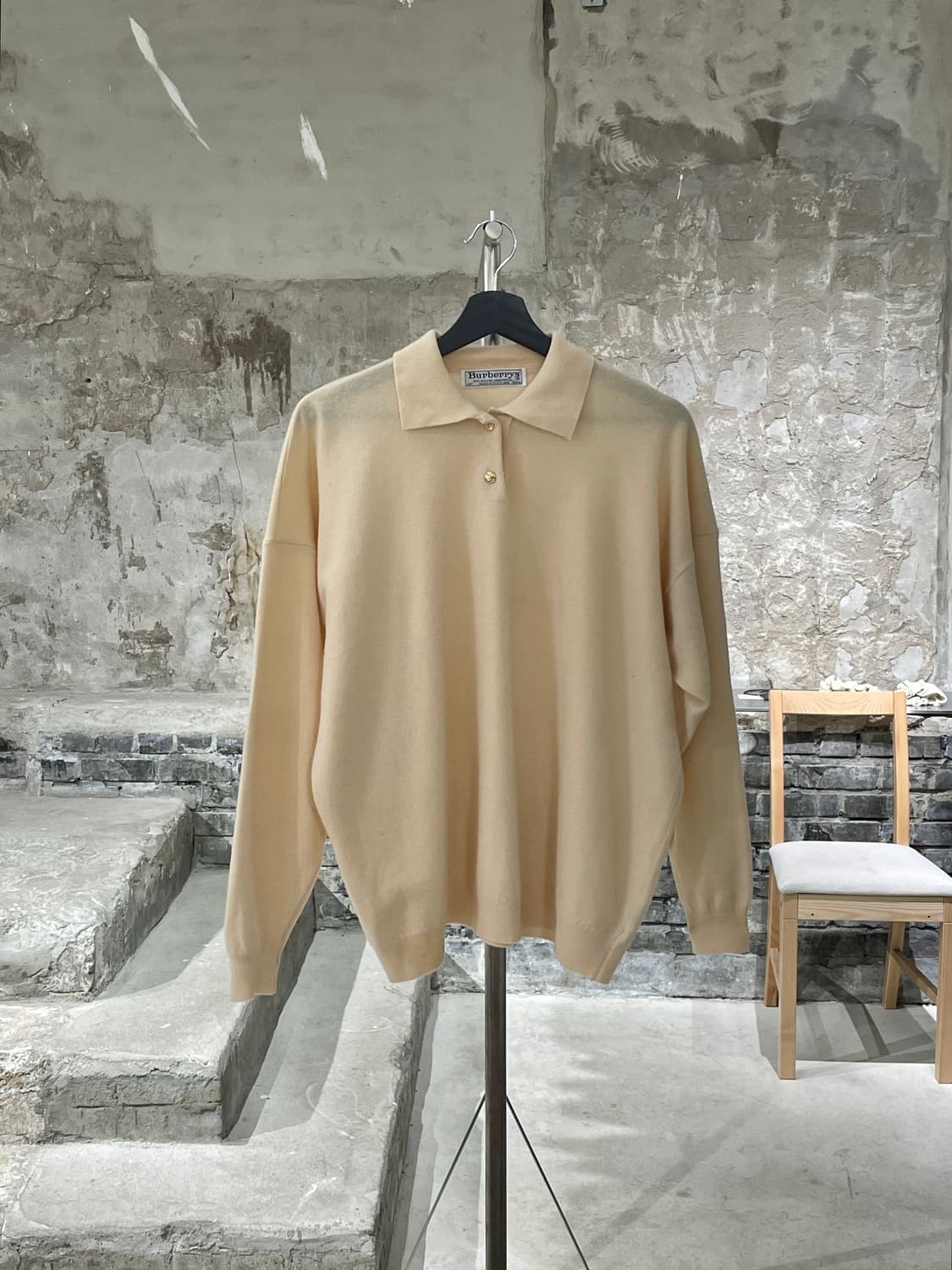 버버리 라이트 베이지 쿼터 금장 버튼 카라 울 니트 상품이미지1