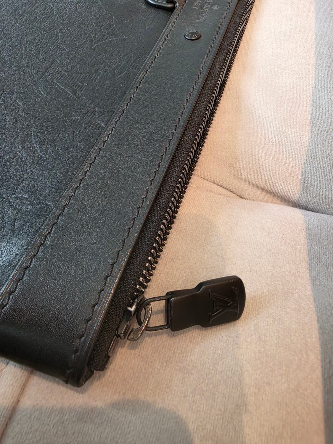 루이비통 모노그램 섀도우 레더 포쉐트 클러치 블랙 상품이미지4