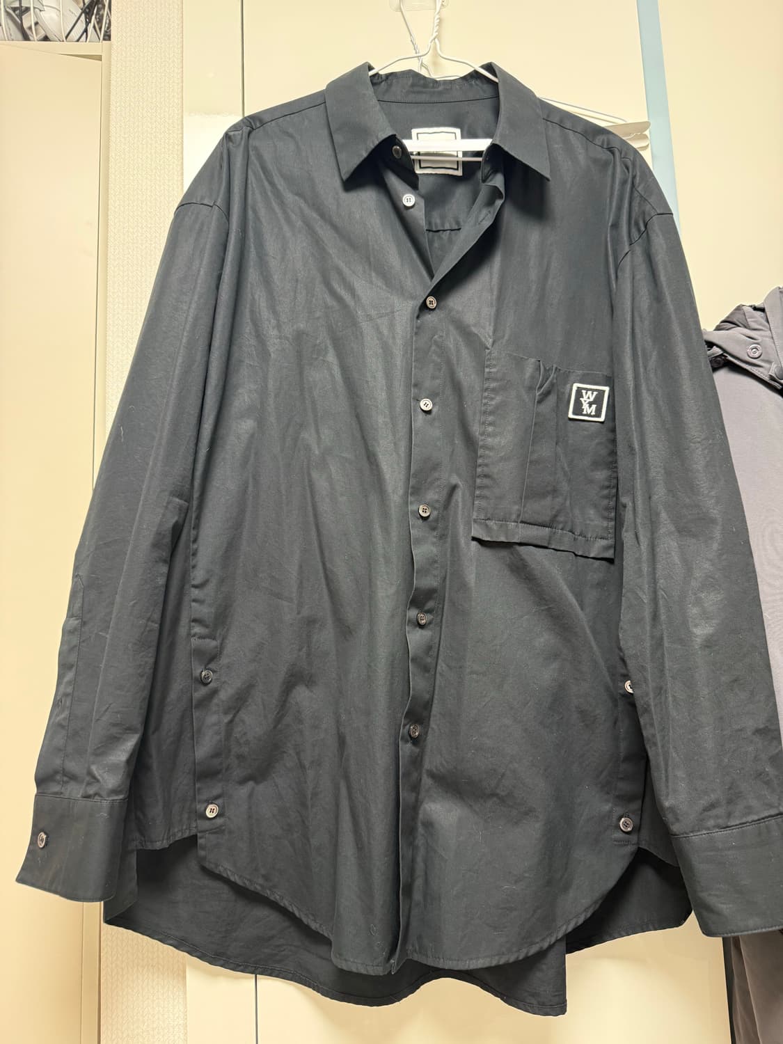 우영미 백로고 블랙셔츠 상품이미지1